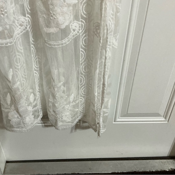 Elegant White Lace Dress - Picture 5 of 11